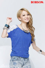 组图：张韶涵写真大片印花上衣配短裙大秀美腿