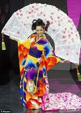 组图:2013环球小姐上演Cosplay 佳丽变身擎天柱