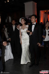 组图：杜若溪拉婚纱防走光 严宽婚礼着西装帅气