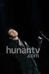 高清图：俞灏明湖南跨年夜复出献唱 表情坚毅