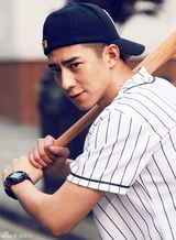 组图：鲁诺潮范写真 棒球衫活力十足
