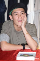 组图：陈冠希举办改版签书会 自曝与女友无结婚打算