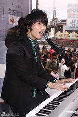 组图：严爵演唱会DVD上市 正积极筹备新专辑