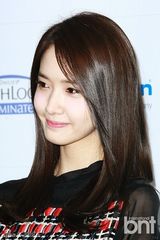 组图：少时允儿代言眼镜 捂嘴甜笑婀娜迷人