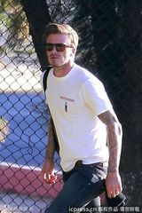 组图：贝克汉姆带儿子球场PK 见狗仔变脸怒骂