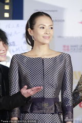 组图：章子怡前开叉裙秀蜂腰 揽王家卫笑哈哈