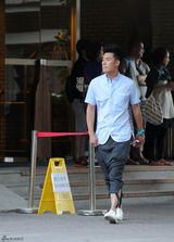 组图：陈赫亮相北五环 考察别墅群欲购豪宅