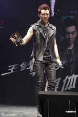 组图：王野发片秀肌肉 母亲带家常菜抵京支持