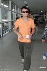 组图：谢霆锋潮装上海回港 拒回应为拉姑庆生