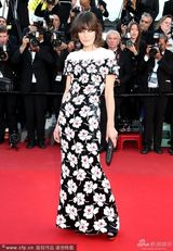 组图：米拉-乔沃维奇戛纳走秀 碎花长裙雷人