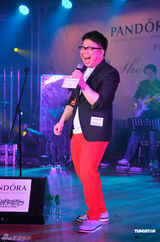 组图：薛凯琪陈奂仁G.E.M携手演出为母亲节献歌