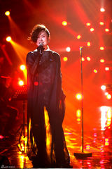 组图：歌手2邓紫棋白裙优雅 茜拉满文军补位