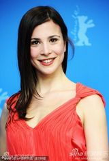 《阿曼尼亚》发布会 女星Aylin Tezel 红裙俏丽(图)