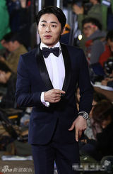 组图：韩星赵政锡亮相大钟红毯 略拘谨显萌态