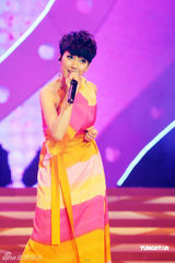 幻灯图：Twins同台献唱 阿娇与陈伟霆贴身热舞