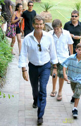 高清组图：布鲁斯南一家度假 被爱子包围显温馨