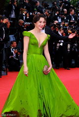 组图：戛纳开幕红毯众星争艳 深V爆乳透视美背