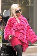 组图：Gaga炎夏穿冬装纽约购物  引路人驻足