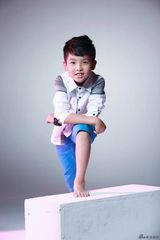 组图：童星黄敬冉帅气可爱写真曝光
