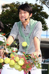 高清图：陶晶莹夫妇携手宣传旅游 骑自行车入场