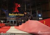 高清组图：柏林电影宫外忙碌不停 工作人员紧张布置
