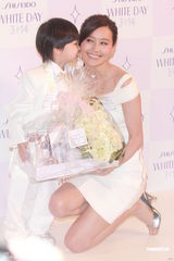 组图：陈法拉白色情人节出席活动 自称静待惊喜