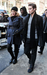 高清图：《绯闻女孩》纽约热拍 主角街头秀冬衣