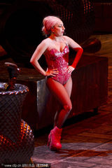 组图：Gaga温哥华半躺热舞露底 撑破皮裤秀臀部