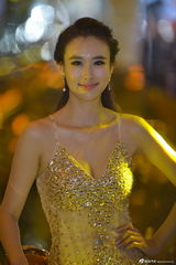 组图：车模兽兽性感透视黄金奶 自信爆乳微笑