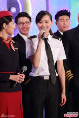 高清图：《冲上云霄2》庆功 张智霖跪吻陈法拉