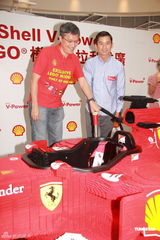 组图：林海峰出席品牌活动 流连名车模型不罢手