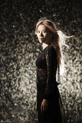 组图：蔡健雅《坠落》MV展现诚实自己