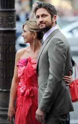 高清图：《赏金猎人》巴黎首映 安妮斯顿红裙夺目