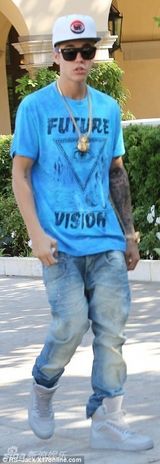 比伯载神秘女外出疑恋情曝光 露内裤表情爽歪歪