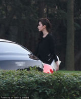 组图：刘亦菲短裙性感 助理蹲地系鞋带豪车接送