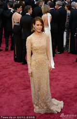 组图：第86届奥斯卡红毯 莎拉-保罗森短发知性