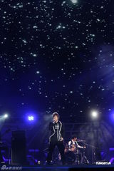 组图：台北新年城跨年侯佩岑主持五月天热唱