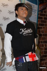 组图：蔡康永出席活动做慈善 现场签书与粉丝合影