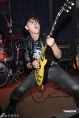 幻灯组图：汪东城助阵“晚生”送吉他秘笈