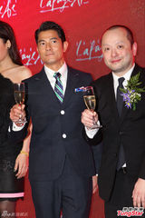 组图：奥黛丽塔图降京城 与郭富城对饮微笑