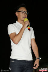 组图：郑元畅初执导演筒 自嘲属神经质型