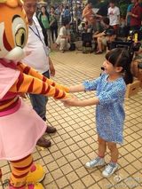 组图：田亮全家亲子游 森碟摸蟒蛇显女汉子本色