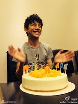 组图：谢娜为何炅准备生日派对 张杰吹气球