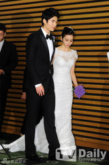 组图：韩惠珍寄诚庸完婚秀恩爱 蜜月将延后