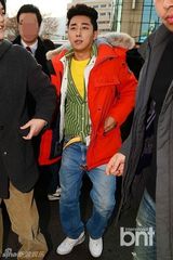 组图：金成钧孙湖竣着94复古装现身闹市送拥抱