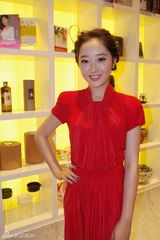 组图：蒋梦婕亮相圣诞活动 复古红裙夺人眼球