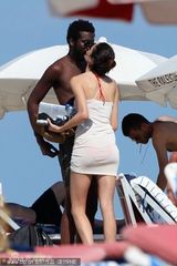 组图：超模妮可比基尼秀完美身材 与男友当众激吻