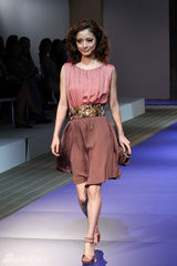 组图：日本女星上户彩客串模特走秀展示礼服