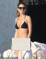 组图：玛丽亚-曼努诺三点式涂防晒霜 性感撩人