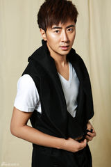 组图：高梓淇写真曝光 温暖型男上演帽子戏法